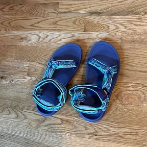 Size 4 girls Teva sandals NWOT.
